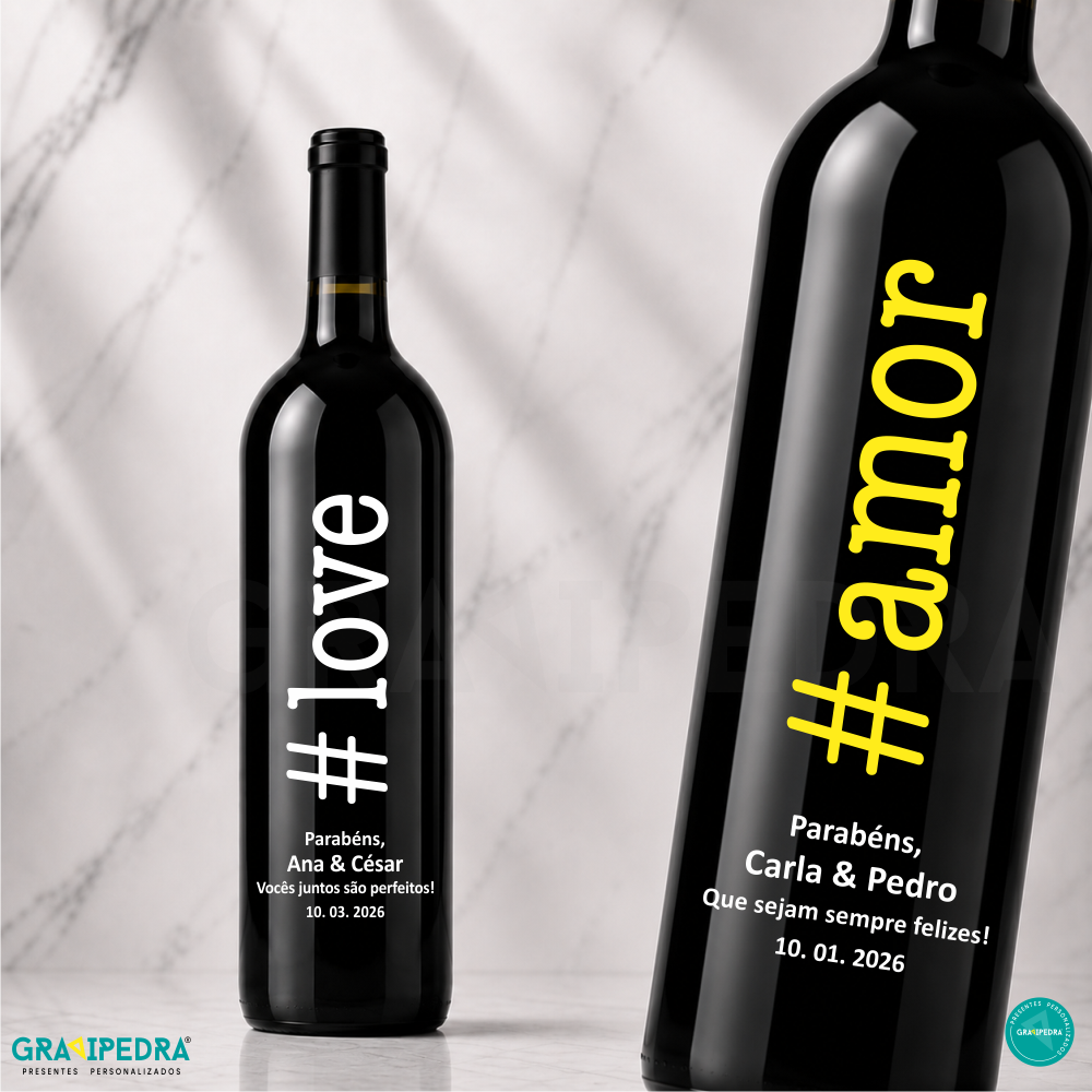 Garrafa de vinho personalizada - # LOVE - GCN04 Duas garrafas de vinho pretas com rótulos personalizados e mensagens de parabéns com nomes e datas.