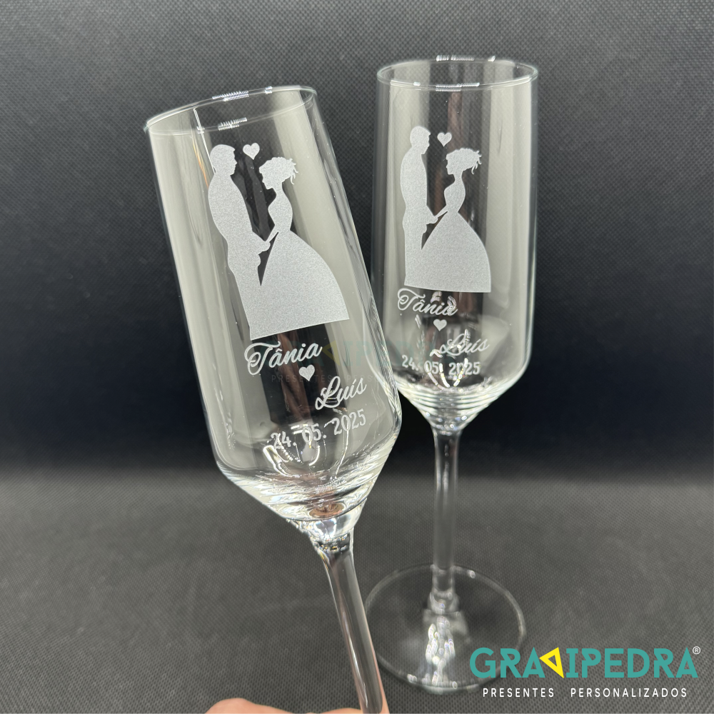 Pack 2 Copos em vidro personalizados - Casamento - CVCN21 Dois copos de champanhe com decoração de casal de noivos e texto gravado na frente