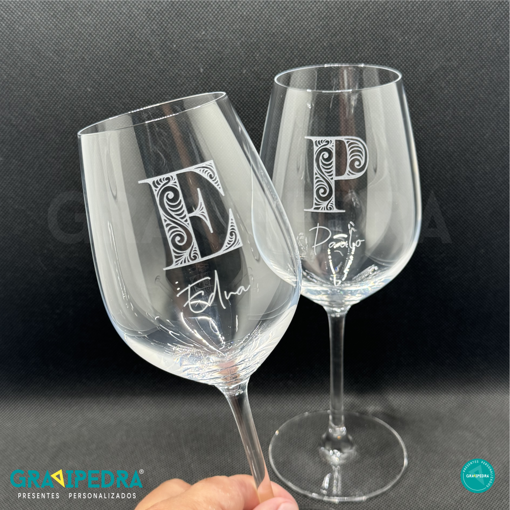 Pack 2 Copos em vidro personalizados – CVFG02A Duas taças de vinho personalizadas com letras e nomes em fundo preto.