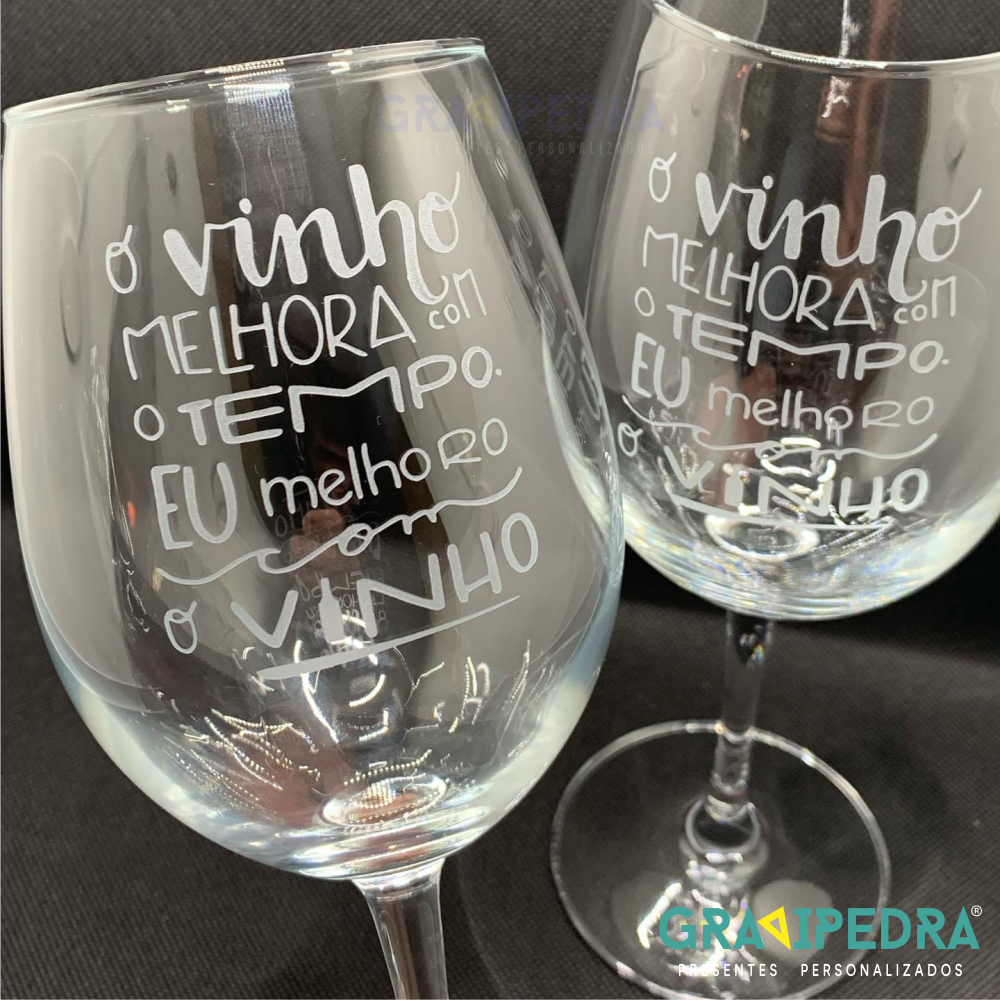 Copo em vidro personalizado - Vinho - CVDLTT09 Dois copos de vinho de vidro com texto branco sobre base preta