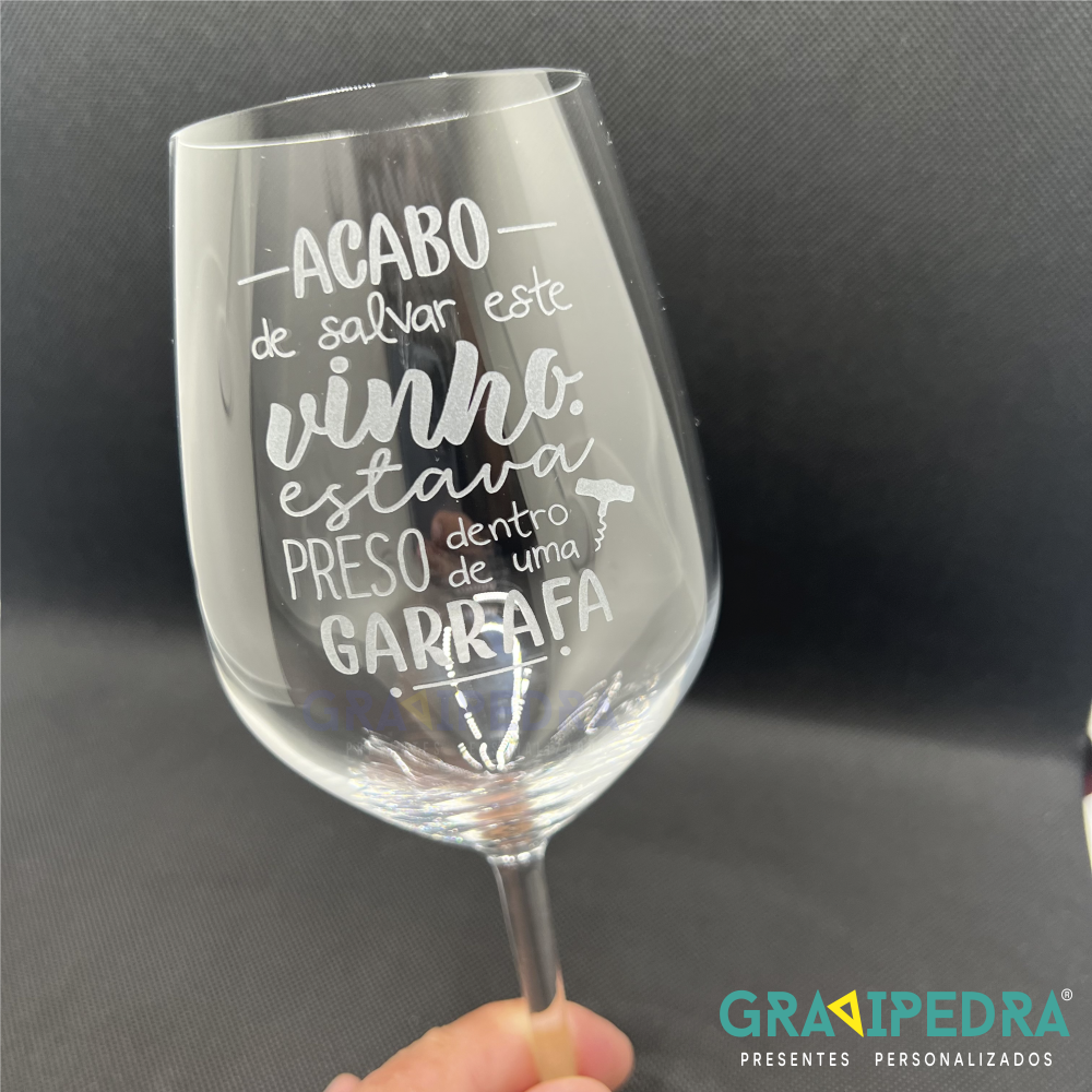 Copo em vidro personalizado - Salvar o Vinho - CVDLTT05A Cálice de vinho transparente com texto branco e fundo preto