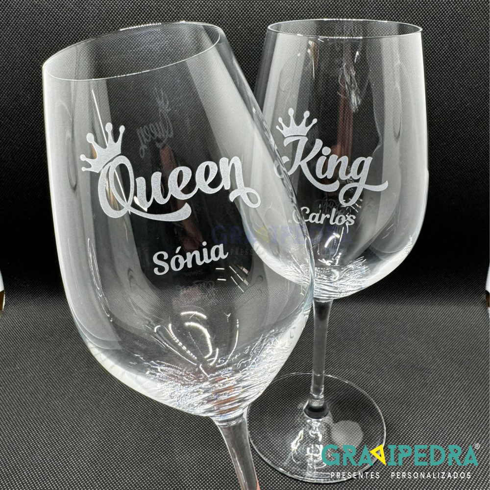 Pack 2 copos em vidro personalizados - King / Queen - CVFG18 Dois copos de vinho com gravações 'Queen Sónia' e 'King Carlos'
