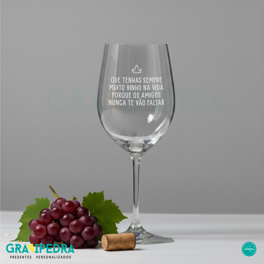 Copo em vidro personalizado - CVDLTT03 Copo de vinho com texto branco sobre fundo cinza, cachos de uvas vermelhas, folhas verdes e uma rolha de cortiça