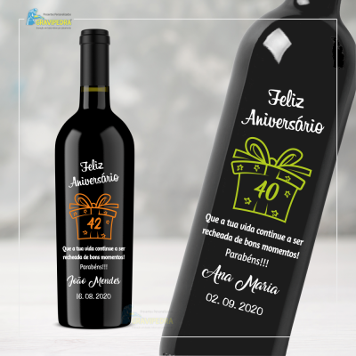 Duas garrafas de vinho com rótulos de aniversário personalizados com nomes, idades e datas.