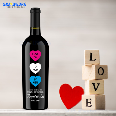 Garrafa de vinho personalizada com rótulo de corações e blocos de madeira com a palavra LOVE ao lado