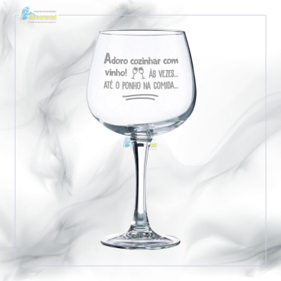 Copo de vinho de vidro transparente com texto impresso cinza