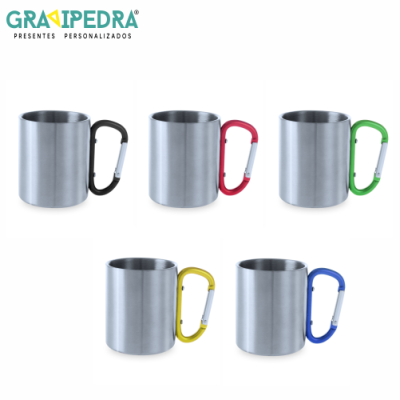 Cinco canecas metálicas com alças coloridas tipo mosquetão sobre fundo branco