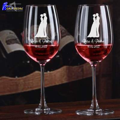 Duas taças de vinho com desenho de casal de noivos e texto em branco