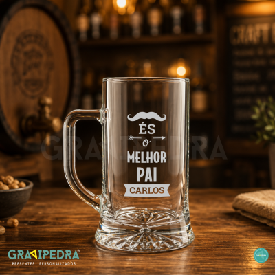 Caneca de vidro personalizada com texto para pai numa mesa de madeira