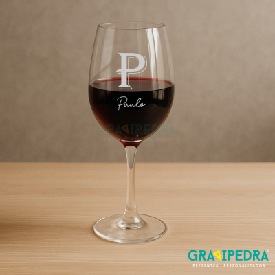 Copo de vinho personalizado com a letra P e nome Paula