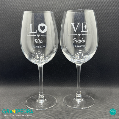 Duas taças de vinho gravadas com nomes Rita e Paulo e data 12.02.2026
