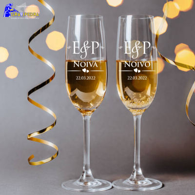 Dois copos de champanhe personalizados para noiva e noivo com data gravada.