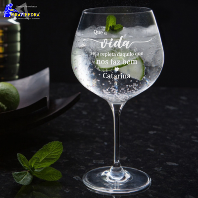 Taça de vidro com bebida, hortelã e lima com texto em português