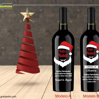Duas garrafas de vinho com rótulos natalícios e decoração de árvore de Natal