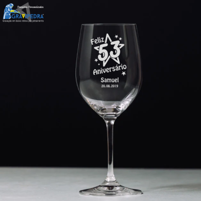 Copo de vinho com gravação personalizada de aniversário em vidro transparente