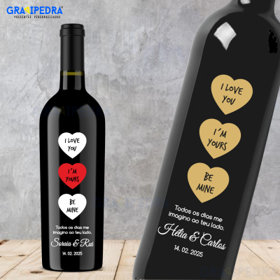 Garrafa de vinho preta com rótulo personalizado e corações coloridos