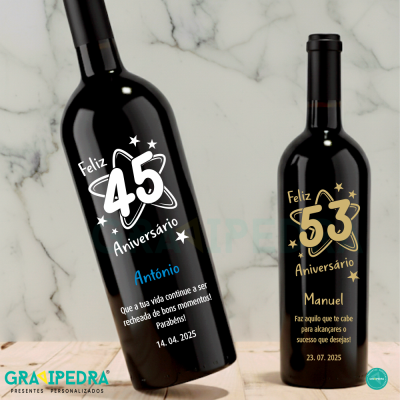 Duas garrafas de vinho tintas com rótulos personalizados para aniversários