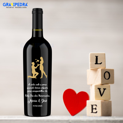Garrafa de vinho com rótulo personalizado de pedido de casamento, blocos de madeira com palavra LOVE e coração vermelho