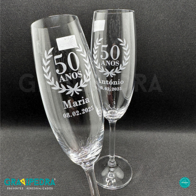 Dois copos de champagne comemorativos para 50 anos com nomes e data gravados