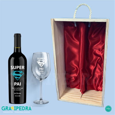 Conjunto presente com garrafa vinho, taça gravada e caixa de madeira com interior vermelho
