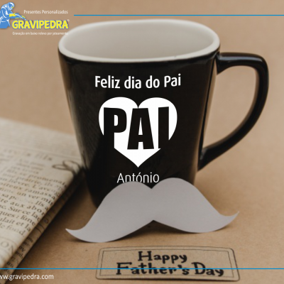 Caneca preta com texto 'Feliz dia do Pai PAI António' e bigode de papel branco
