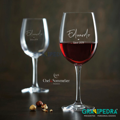 Dois copos de vinho personalizados com nome e data, vidro transparente e vinho tinto