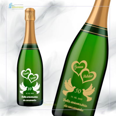 Garrafa de champanhe verde com rótulos personalizados de aniversário de casamento