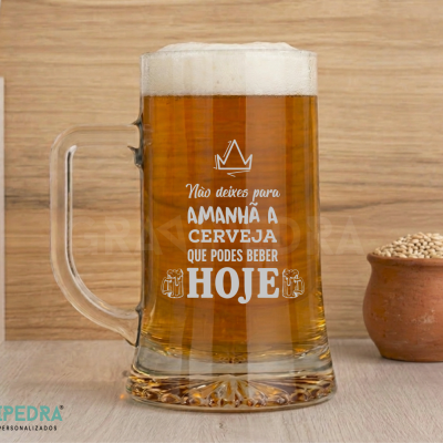 Caneca de cerveja de vidro transparente com texto impresso