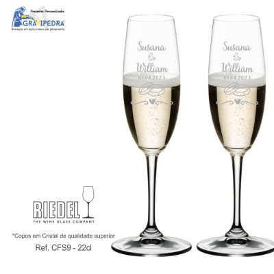 Dois copos de cristal para champanhe com gravação personalizada a branco Susana & William 01.04.2023