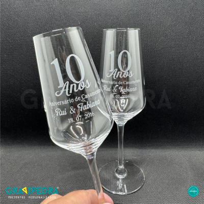 Taças de vidro gravadas para aniversário de casamento