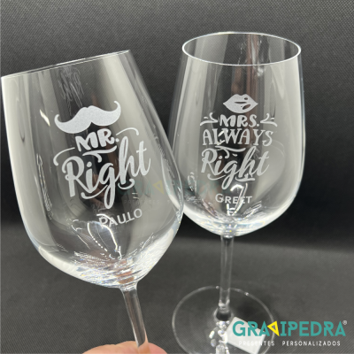 Duas taças de vinho personalizadas com inscrições 'Mr. Right Paulo' e 'Mrs. Always Right Greta'