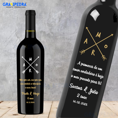 Garrafa de vinho preto com rótulo personalizado de amor e datas