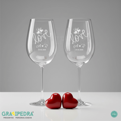 Dois copos de vinho com gravação love, A R, 14.02.2026 e dois corações vermelhos