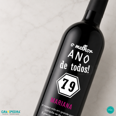 Garrafa de vinho preta personalizada com texto e nome
