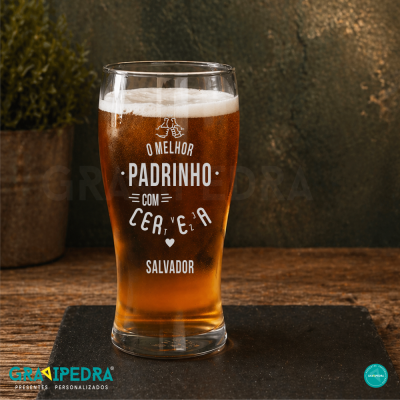 Copo de cerveja com texto em branco O MELHOR PADRINHO COM CERVEJA SALVADOR
