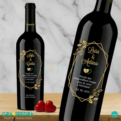 Garrafa de vinho tinto com rótulo personalizado dourado com nomes e mensagens