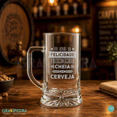Caneca de vidro transparente com texto impresso na mesa de madeira