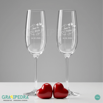 Dois copos de champanhe com inscrições personalizadas e corações decorativos