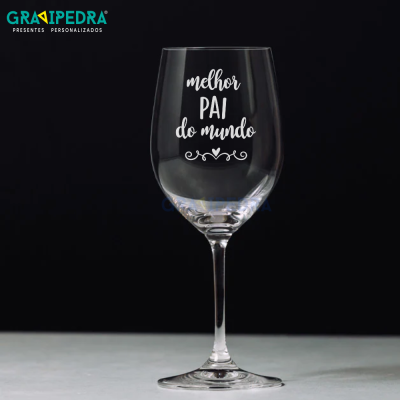 Taça de vinho transparente com texto branco 'melhor PAI do mundo'