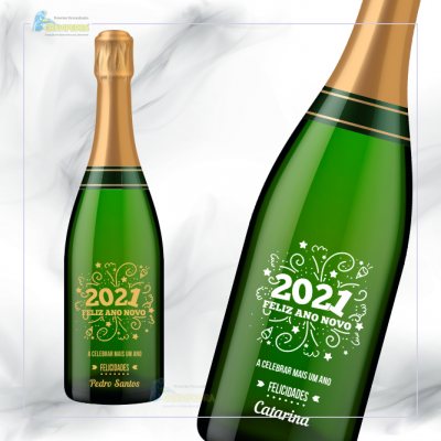 Garrafa de espumante verde com rótulo 2021 feliz ano novo e nomes personalizados