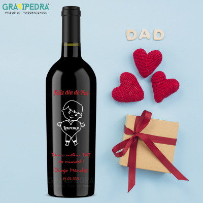 Garrafa de vinho personalizada para o Dia do Pai com corações de crochê e caixa de presente