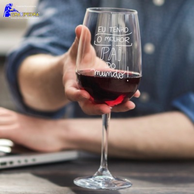 Taça de vinho personalizada com texto para pai, segura por mão masculina