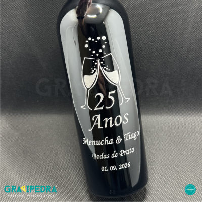 Garrafa preta gravada com design para 25 anos bodas de prata