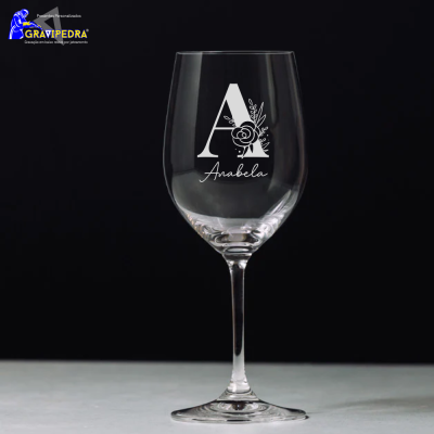 Copo de vinho transparente com decoração branca e nome Anabela