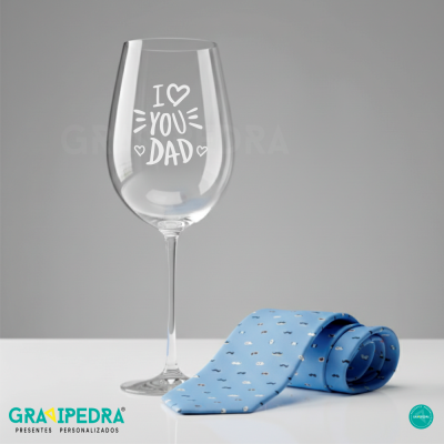 Copo de vidro com texto I ♥ YOU DAD e gravata azul clara com padrão