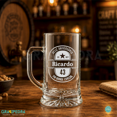 Caneca de vidro transparente personalizada com texto de aniversário em ambiente rústico