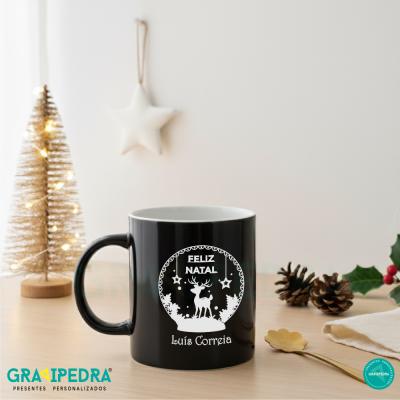 Caneca preta de Natal com texto e rena em fundo branco