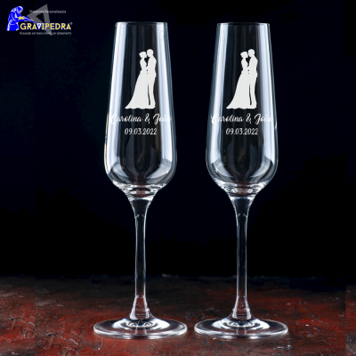 Dois copos de champanhe com gravação de casal e nomes Carolina & João 09.03.2022