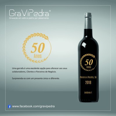 Garrafa de vinho preta com rótulo preto e dourado comemorativo de 50 anos