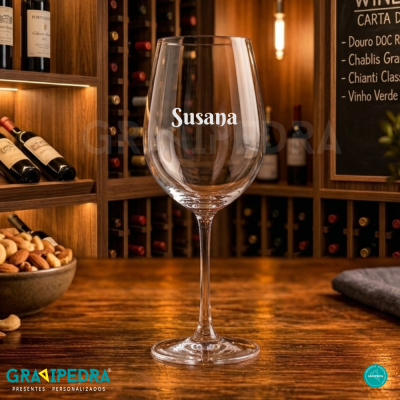 Copo de vinho de vidro com o nome Susana em ambiente de adega
